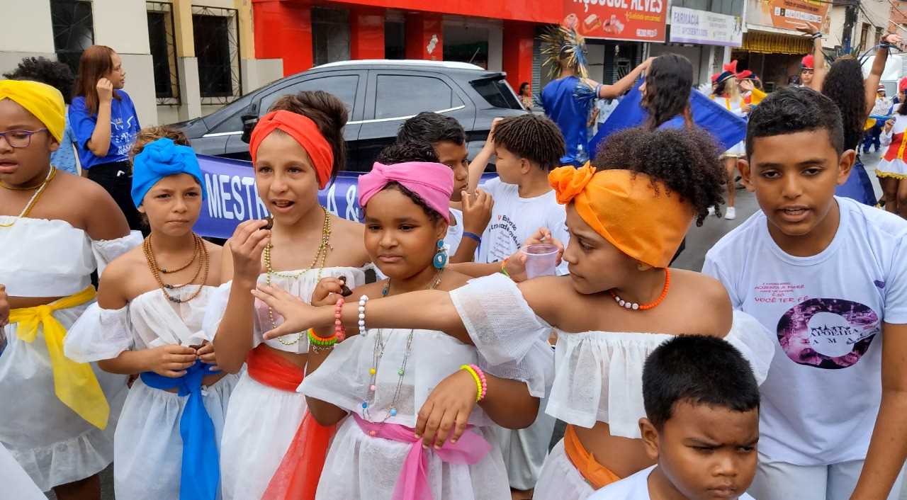Camacã: Equipes da Gincana Cultural param a cidade com desfile no centro da cidade